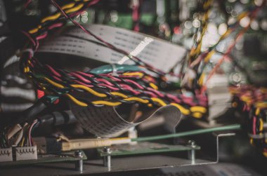 Kişisel bilgisayarın içinde (güç kaynağı ana kart, kablolar, diskler, fabrikalar ve bitkilerde kullanılan ekipmanlarda fan