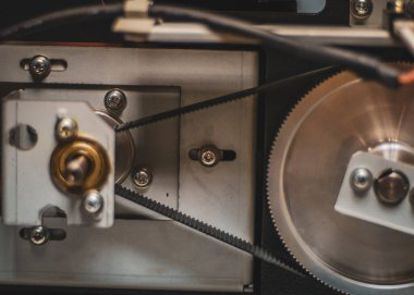 Güçlü teknik traktör veya endüstriyel hasat altyapısı, modern tasarım, seçici odak, yeni tarım teknolojisi kavramı