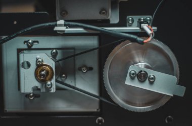 V-kemerli ve dişli eski teknoloji motoru