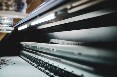 Büyük yazıcı biçimi mürekkep jeti çalışıyor