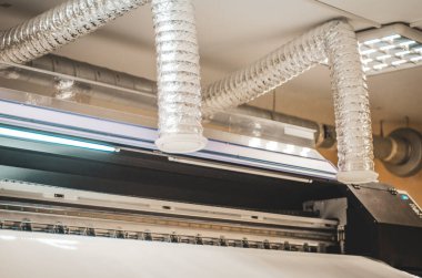 Modern bir matbaada poligrafik ekipman kopyalama alanı