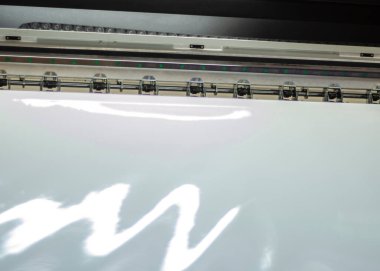 Modern bir matbaada poligrafik ekipman kopyalama alanı