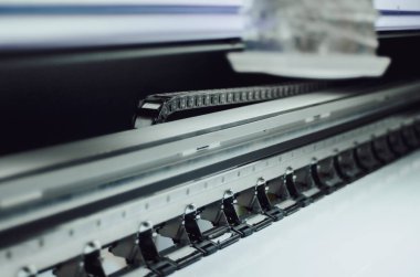 Modern bir matbaada poligrafik ekipman kopyalama alanı