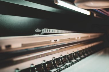 Modern bir matbaada poligrafik ekipman kopyalama alanı