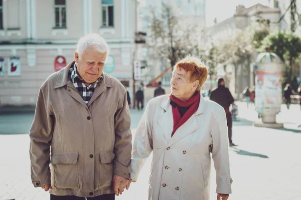 Mutlu yaşlılar güneşli bir günde parkta yürüyüş yapıyorlar. Eski aile kavramı.. 