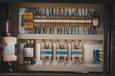 Devre kesicili elektrik santrali. Elektrik arkaplanı