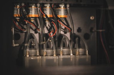 Devre kesicili elektrik santrali. Elektrik arkaplanı