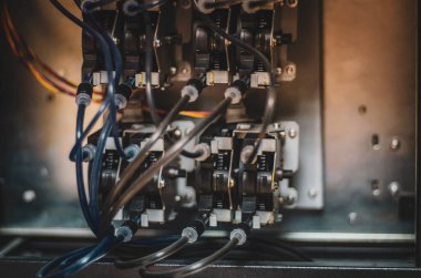 Devre kesicili elektrik santrali. Elektrik arkaplanı
