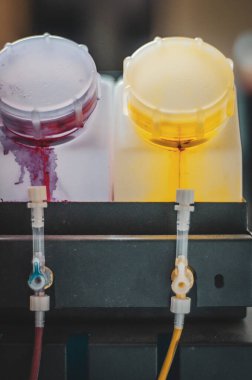 Renkli mürekkep tankı ya da basım işi için fabrikada büyük bir yazıcı makinesi. Boşluğu kopyala