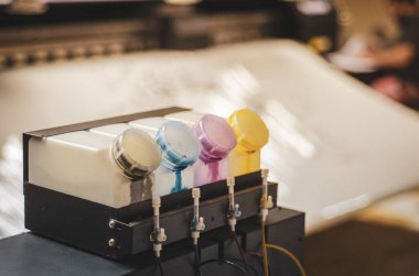 dijital yazdırma makinesi kartuşları arkaplan / renkli mürekkep kapağı ve yazdırma, cyan, morumsu, sarı, siyah