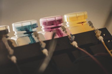 dijital yazdırma makinesi kartuşları arkaplan / renkli mürekkep kapağı ve yazdırma, cyan, morumsu, sarı, siyah