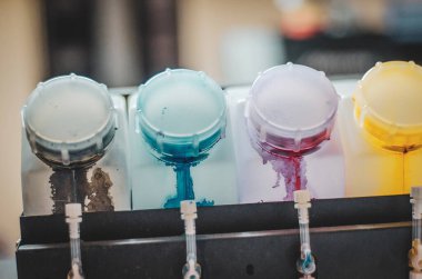 dijital yazdırma makinesi kartuşları arkaplan / renkli mürekkep kapağı ve yazdırma, cyan, morumsu, sarı, siyah