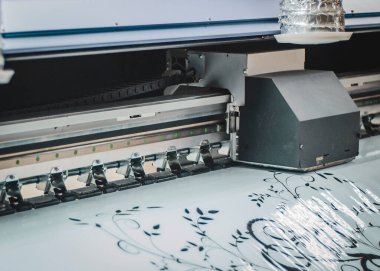 Modern bir matbaada poligrafik işlem