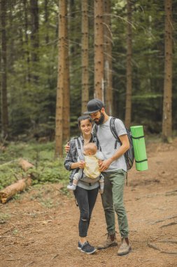 Çocukları olan aile gezgin ormana doğru yürürken
