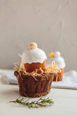 Paskalya arkaplanız kutlu olsun. Cilalı, çikolatalı ve küçük yumurtalarla süslenmiş paskalya pastası. Tebrik kartı, reklam, promosyon, poster, broşür, internet afişi, makale için resim. karmaşık kompozisyon, güzel manzara, hareket, eller