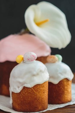 Paskalya arkaplanınızı jöleli, çikolatalı ve yumurtalı bir paskalya pastasıyla kapatın. Tebrik kartı, reklam, promosyon, poster, broşür, internet afişi, makale için resim. karmaşık kompozisyon, güzel manzara, hareket, eller