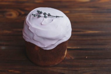 Paskalya arkaplanız kutlu olsun. Cilalı, çikolatalı ve küçük yumurtalarla süslenmiş paskalya pastası. Tebrik kartı, reklam, promosyon, poster, broşür, internet afişi, makale için resim. karmaşık kompozisyon, güzel manzara, hareket, eller