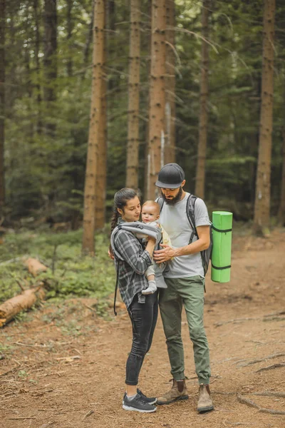 Famille Avec Enfants Tout Marchant Vers Forêt Errante — Photo