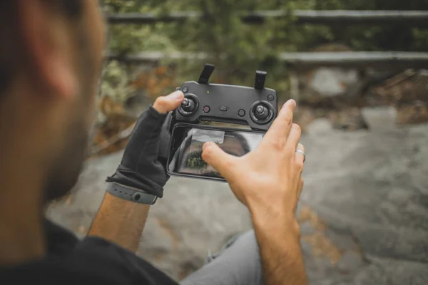 Ein Mann Der Eine Drohne Steuert Und Sie Mit Einer — Stockfoto