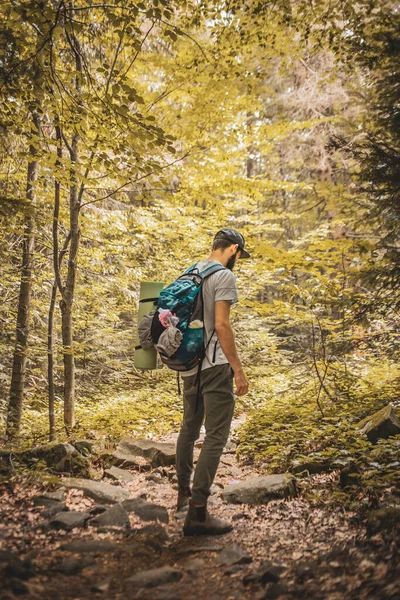 Élégant Homme Barbu Voyageur Touriste Avec Sac Dos Pour Voyage — Photo