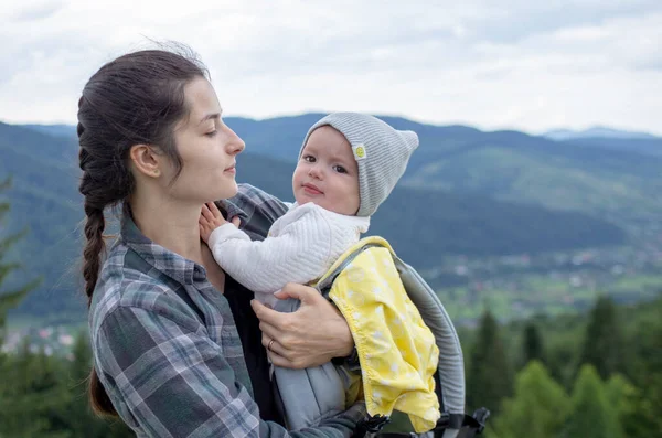 Mamma Och Hennes Barn Iin Känguru Ryggsäck Eller Lyftsele När — Stockfoto