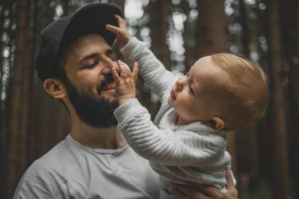 Stylový Otec Čepici Plnovousem Hrající Svým Dítětem Dovolené Lese — Stock fotografie