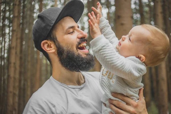 Stilren Far Mössa Och Med Skägg Leker Med Sitt Barn — Stockfoto