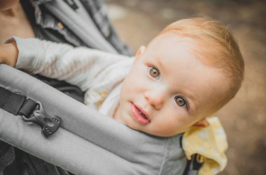 Anne ve bebeği bir kanguru sırt çantasında ya da dağlarda ve ormanlarda dolaşırken askıda.