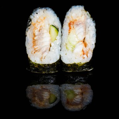 Suşi fotoğrafı ve siyah ayna arkaplanındaki roller.