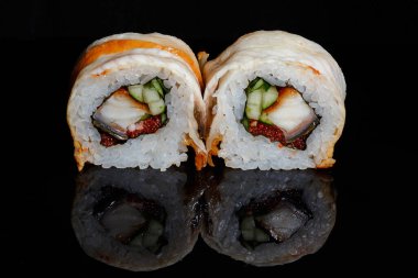 Suşi fotoğrafı ve siyah ayna arkaplanındaki roller.