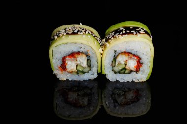 Suşi fotoğrafı ve siyah ayna arkaplanındaki roller.