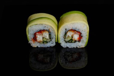 Suşi fotoğrafı ve siyah ayna arkaplanındaki roller.