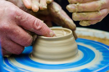 Takım deneyimli bir usta ve öğrenciyi çalışırken ve kil formlarını sağlarken düet halinde çalışırlar. Şeklini kilden sürahiye çevirme işlemi