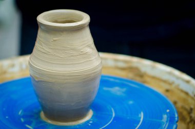 Çömlek atölyesinde çömlekçi çarkında kil modellemesi üzerine sokak ustası sınıfı.