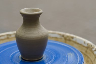 Çömlek atölyesinde çömlekçi çarkında kil modellemesi üzerine sokak ustası sınıfı.