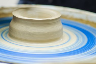 Çömlek atölyesinde çömlekçi çarkında kil modellemesi üzerine sokak ustası sınıfı.