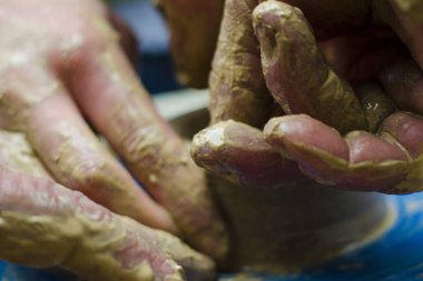 Çömlek atölyesinde çömlekçi çarkında kil modellemesi üzerine sokak ustası sınıfı.