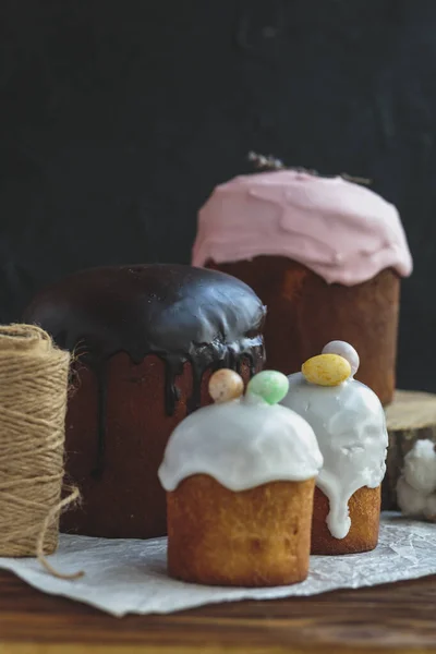 チョコレート 小さな卵で飾られたイースターパンケーキと幸せなイースターの背景 グリーティングカード プロモーション ポスター チラシ ウェブバナー 記事のための画像 複雑な構図美しい風景動き手 — ストック写真