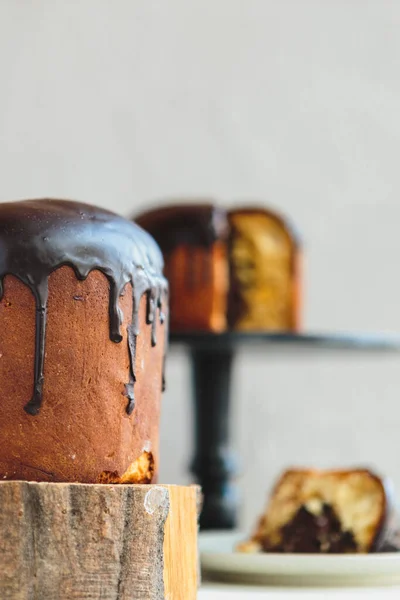 Kellemes Húsvéti Hátteret Egy Húsvéti Kenyér Torta Díszített Máz Csokoládé — Stock Fotó