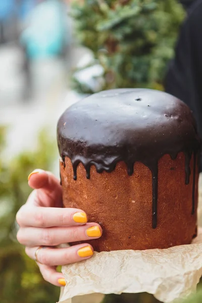 チョコレート 小さな卵で飾られたイースターパンケーキと幸せなイースターの背景 グリーティングカード プロモーション ポスター チラシ ウェブバナー 記事のための画像 複雑な構図美しい風景動き手 — ストック写真