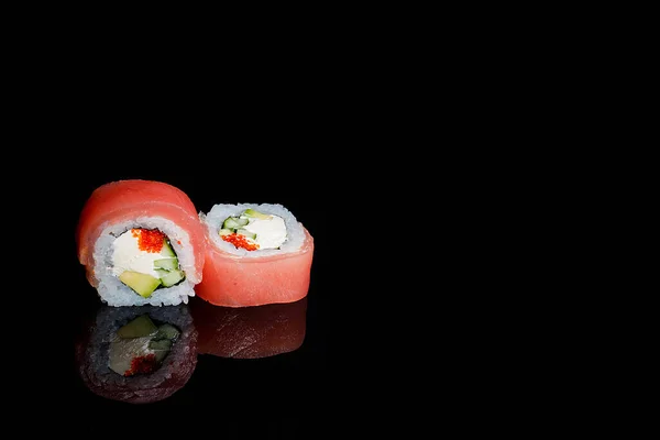 Ett Fotografi Sushi Och Roller Den Svarta Spegeln Bakgrund — Stockfoto