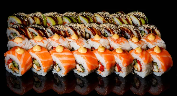 Fotografie Sushi Rolí Černém Zrcadlovém Pozadí — Stock fotografie