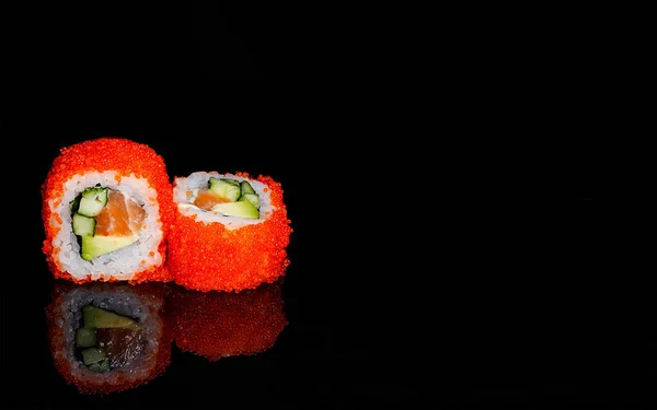 Ett Fotografi Sushi Och Roller Den Svarta Spegeln Bakgrund — Stockfoto