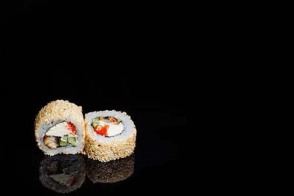 Una Fotografía Sushi Papeles Fondo Del Espejo Negro — Foto de Stock