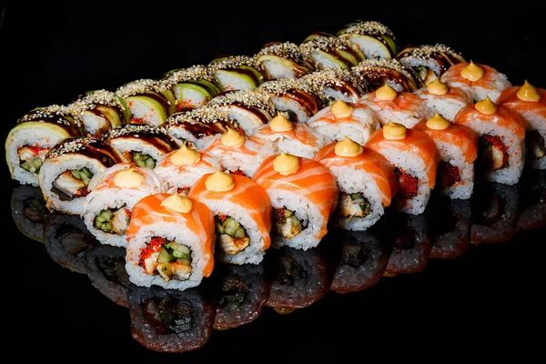 Fotografie Sushi Rolí Černém Zrcadlovém Pozadí — Stock fotografie