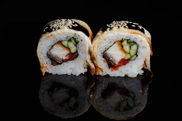 Fotografie Sushi Rolí Černém Zrcadlovém Pozadí — Stock fotografie