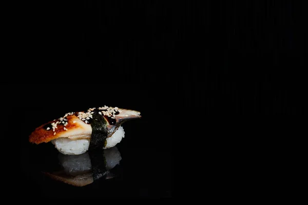 寿司の写真と黒鏡の背景の役割 — ストック写真