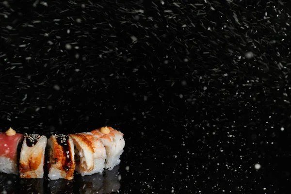 Riktiga Sushi Bitar Rullar Japanska Köket Svart Snö Bakgrund Det — Stockfoto
