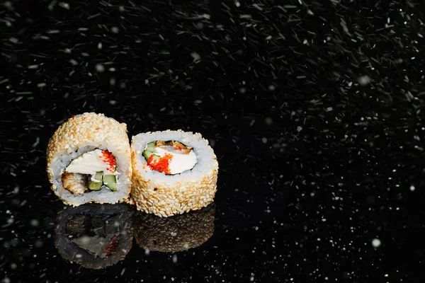 Riktiga Sushi Bitar Rullar Japanska Köket Svart Snö Bakgrund Det — Stockfoto