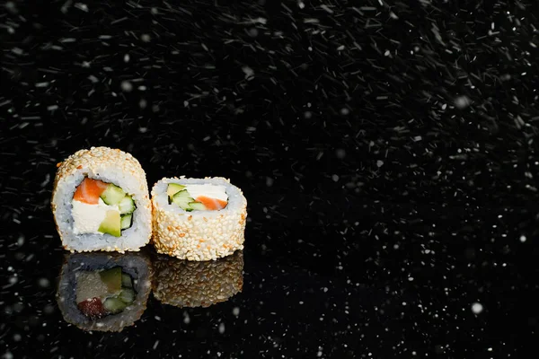 Riktiga Sushi Bitar Rullar Japanska Köket Svart Snö Bakgrund Det — Stockfoto